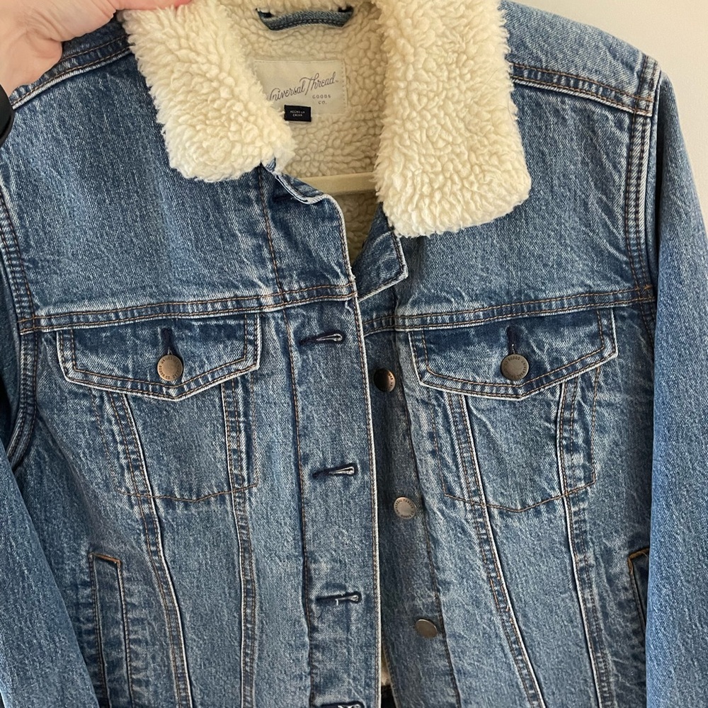 Never worn Jean jacket with fur collar, size M!